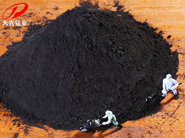 天然二氧化锰的用途：二氧化锰粉应用于着色。